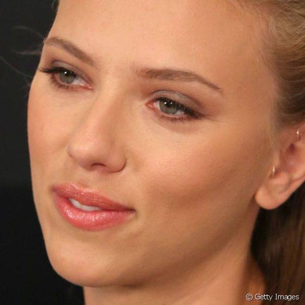 Durante o Festival de Filmes de Toronto, em 2013, Scarlett apostou em uma maquiagem b?sica por?m chique, com sombra marrom, pele contornada e l?bios com gloss